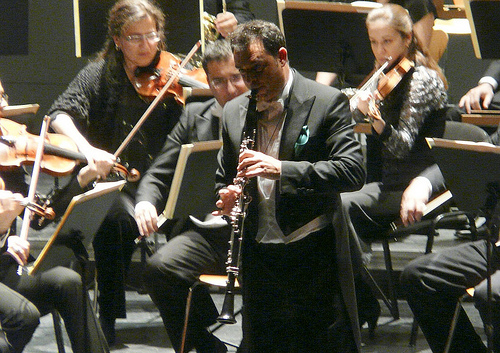 José Luis Estellés interpretando el concierto de Mozart con la OEX